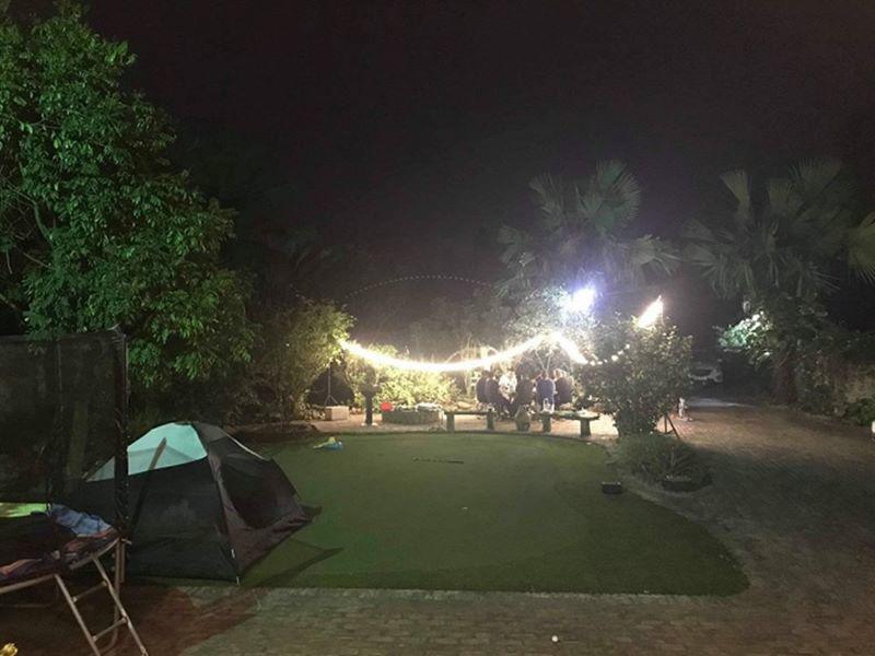 Buổi tối, khu vườn rộng ngoài trời được bố trí đèn chùm sáng lung linh. Đây cũng là nơi dành riêng cho các hoạt động cắm trại, tiệc nướng ngoài trời...
