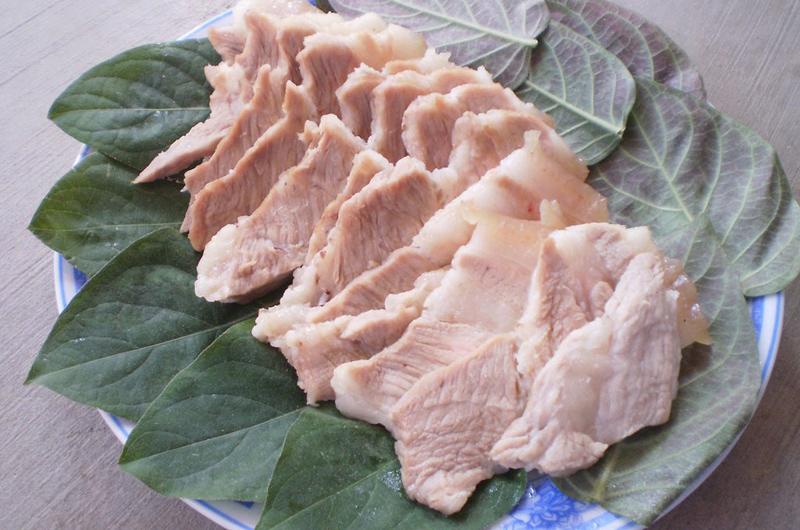 Thịt lợn chứa rất nhiều protein dùng với lá mơ dễ gây kết tủa lượng đạm khiến người ăn không thể hấp thu được.
