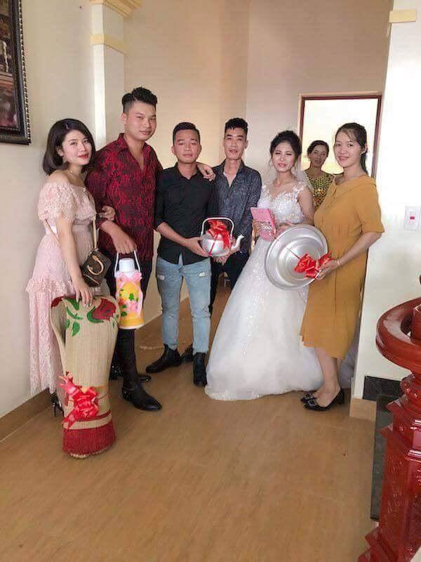 Hội bạn thân amp;#34;lầy lộiamp;#34; tặng quà cưới khiến quan khách đỏ mặt, cô dâu tươi như hoa - 3