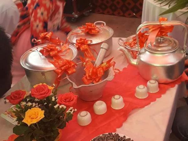 Hội bạn thân amp;#34;lầy lộiamp;#34; tặng quà cưới khiến quan khách đỏ mặt, cô dâu tươi như hoa - 5