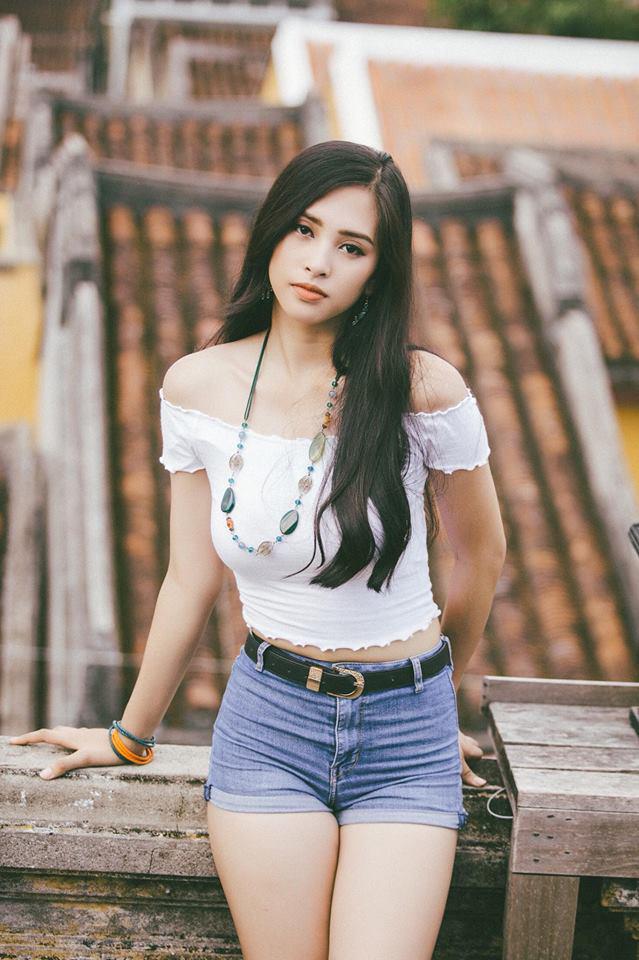 Hoa hậu Tiểu Vy gợi cảm ở tuổi 18 với mốt giấu quần, crop top hờ hững vòng 1 - 8
