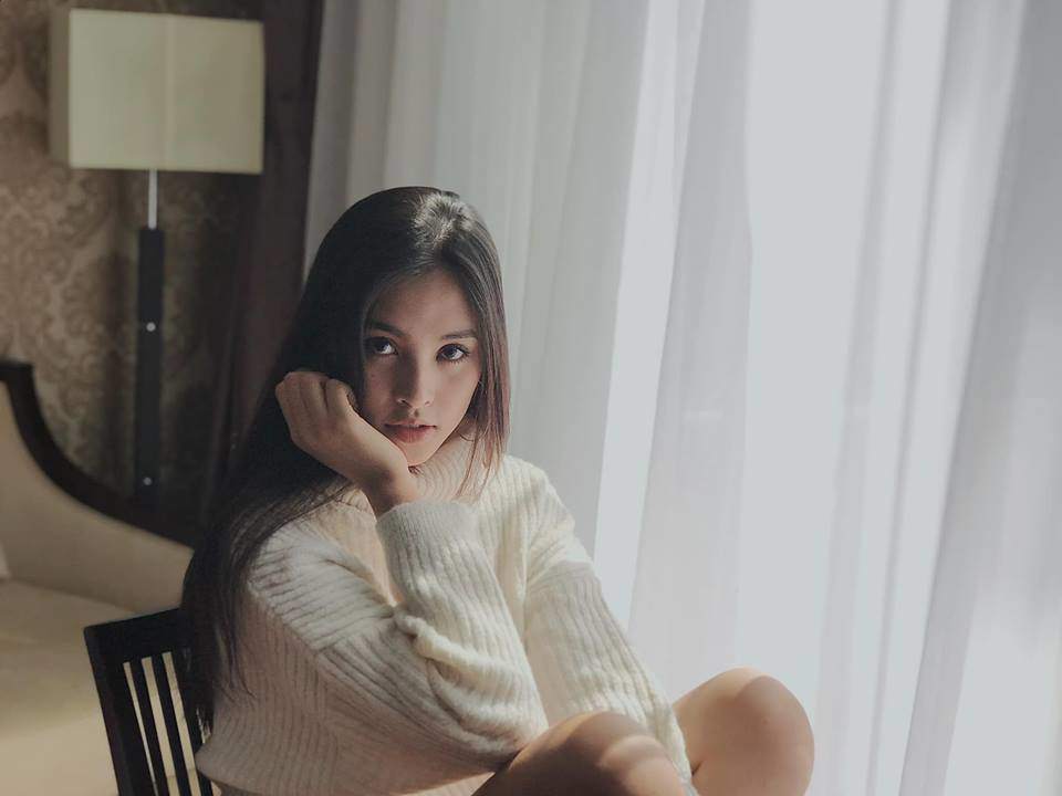 Hoa hậu Tiểu Vy gợi cảm ở tuổi 18 với mốt giấu quần, crop top hờ hững vòng 1 - 2