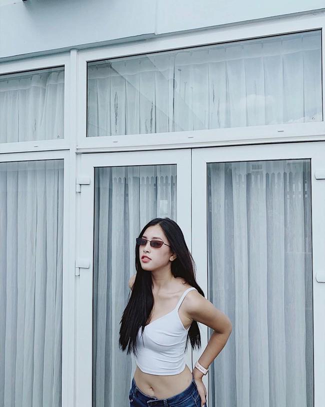 Hoa hậu Tiểu Vy gợi cảm ở tuổi 18 với mốt giấu quần, crop top hờ hững vòng 1 - 4