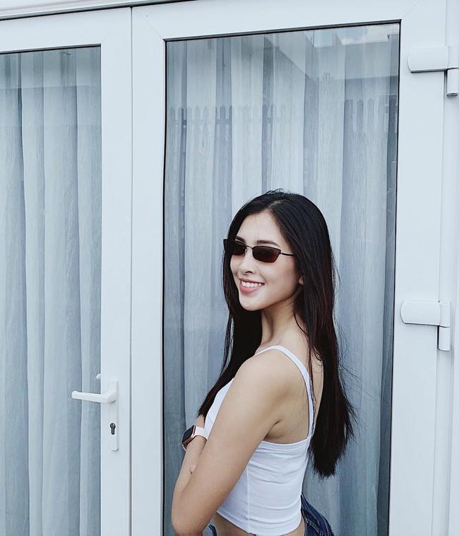 Hoa hậu Tiểu Vy gợi cảm ở tuổi 18 với mốt giấu quần, crop top hờ hững vòng 1 - 5