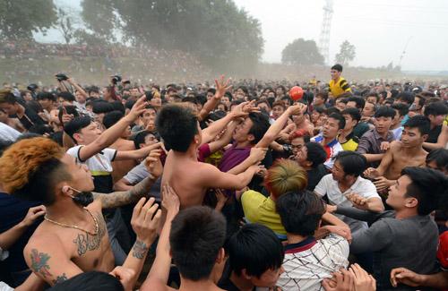 Dân chen chúc lễ chùa, dâng sao: Người lên án amp;#34;mê tínamp;#34;, người bảo amp;#34;Không thể phân đúng saiamp;#34; - 1