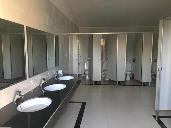 Vì sao nhà vệ sinh công cộng luôn có khoảng hở? Nghe lý do ai cũng cúi đầu “bái phục” - 4