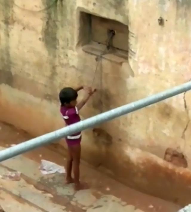 Bé gái khuyết tật không thể nói, mẹ xích chặt vào tường như động vật rồi bỏ đi làm - 1