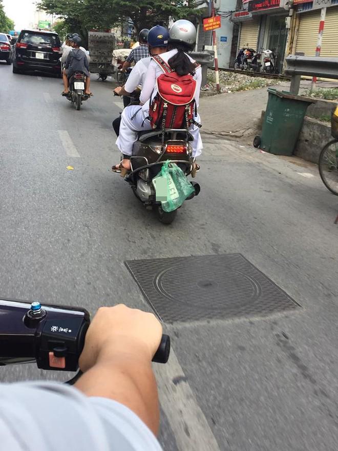 Chạy xe trên đường, cô gái khiến bao phương tiện amp;#34;vặn gaamp;#34; cố áp sát rồi cười trừ lùi lại - 2