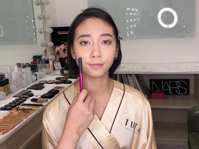 Giấu nhẹm gò má cao amp;#34;khó ưaamp;#34; bằng cách cực kì đơn giản, nàng nào vụng lắm cũng làm được - 9