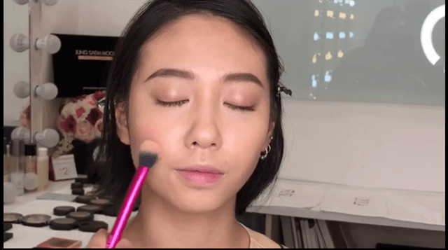 Giấu nhẹm gò má cao amp;#34;khó ưaamp;#34; bằng cách cực kì đơn giản, nàng nào vụng lắm cũng làm được - 10