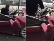 Clip Eva - Ô tô con bị cắt bay nóc sau tai nạn, tài xế sống sót kỳ diệu