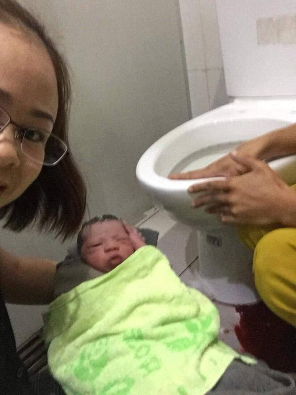 Về quê sinh con, mẹ Nghệ An bất ngờ đẻ luôn trong... nhà vệ sinh Bến xe Miền Đông - 1