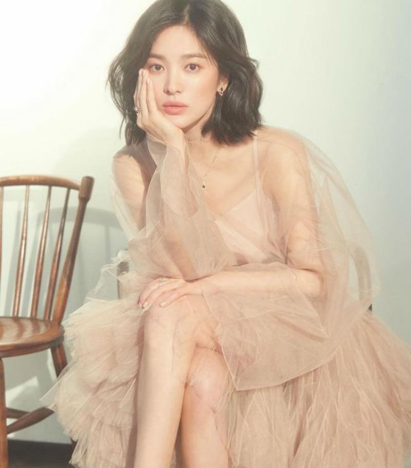Đã gần 40 tuổi, nhưng Song Hye Kyo sở hữu vẻ bề ngoài như cô gái đôi mươi khiến ai cũng trầm trồ, ngưỡng mộ.
