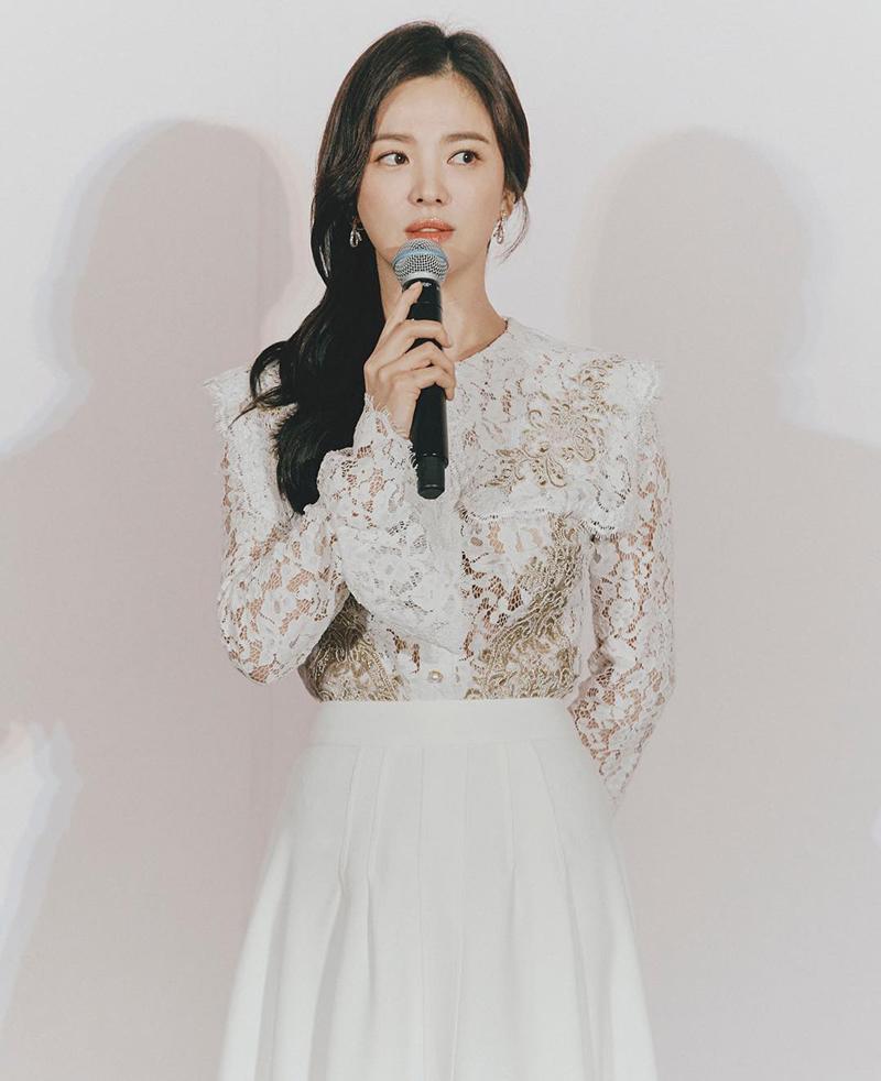 Là thế hệ 8x đời đầu, đã ngấp nghé tứ tuần, nhan sắc của Song Hye Kyo vẫn vô cùng tươi trẻ, nhiều người nhận xét trông cô không khác so với thuở 18 đôi mươi.
