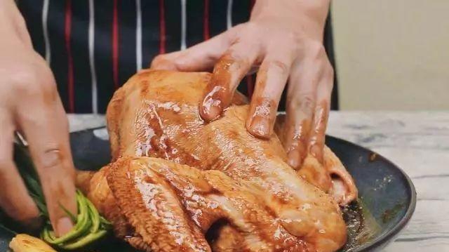 Cho cả con gà vào nồi cơm điện, rồi amp;#34;ngồi chơi xơi nướcamp;#34; đợi sẽ được món nướng tuyệt ngon - 1