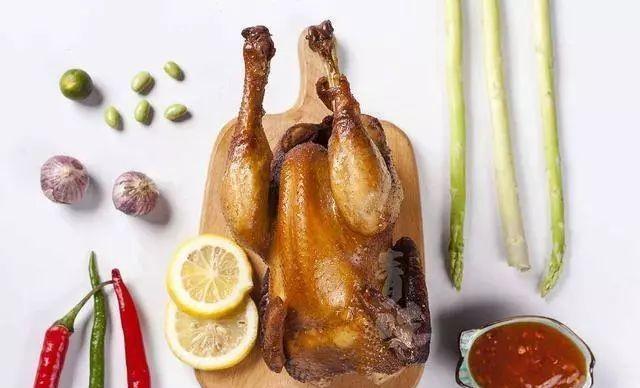 Cho cả con gà vào nồi cơm điện, rồi amp;#34;ngồi chơi xơi nướcamp;#34; đợi sẽ được món nướng tuyệt ngon - 4