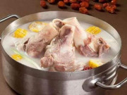 Bếp Eva - Đừng cho ngay xương vào nước để hầm, làm theo cách này xương mới thơm và nước dùng trong