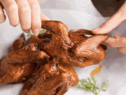 Bếp Eva - Cho cả con gà vào nồi cơm điện, rồi "ngồi chơi xơi nước" đợi sẽ được món nướng tuyệt ngon