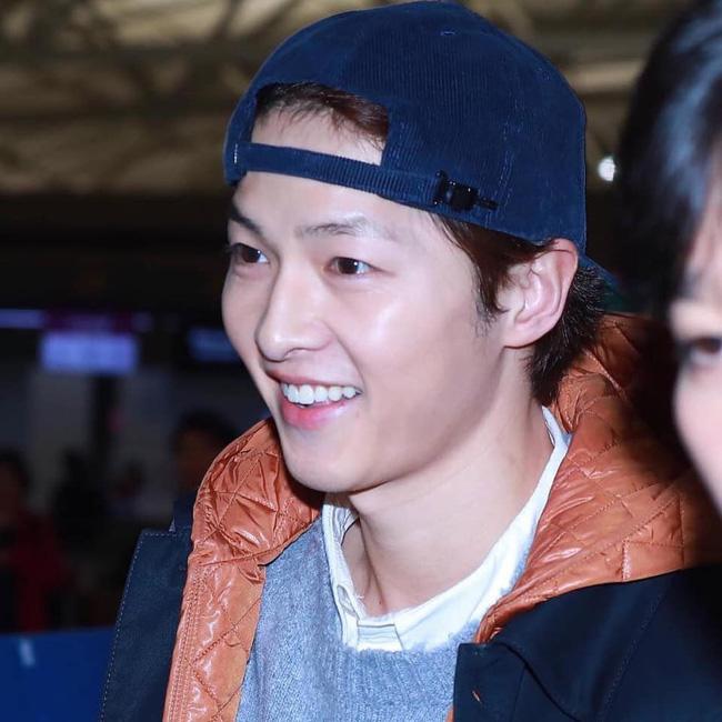 Sau Song Hye Kyo, đến lượt Song Joong Ki lộ diện và có phản ứng như này - 1