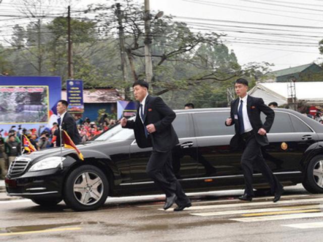 Tại sao ông Kim Jong-un để cận vệ chạy theo xe?