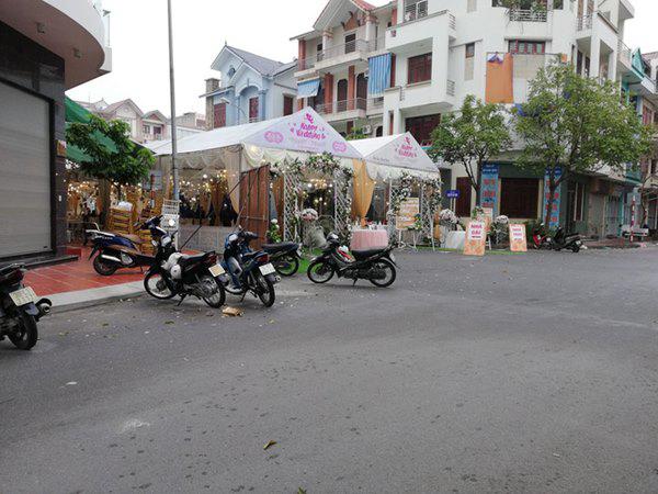 2 rạp cưới đặt cạnh nhau và con đường đón dâu amp;#34;siêu dàiamp;#34; khiến dân mạng tò mò - 1