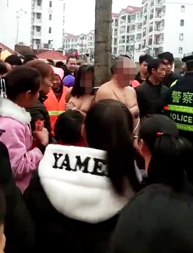 Vợ ép chồng và nhân tình bán khỏa thân, trói vào cột giữa đường để làm nhục - 1