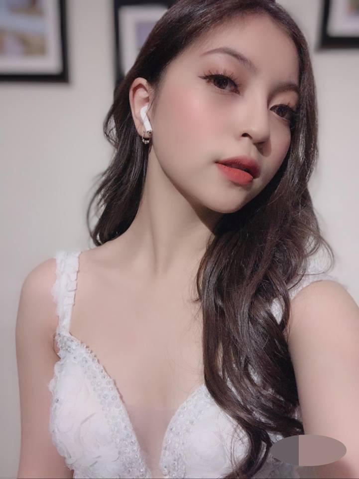 Gây amp;#34;bãoamp;#34; vì đăng ảnh diện váy cưới xẻ ngực, bạn gái Quang Hải vẫn bị chê điều này - 3