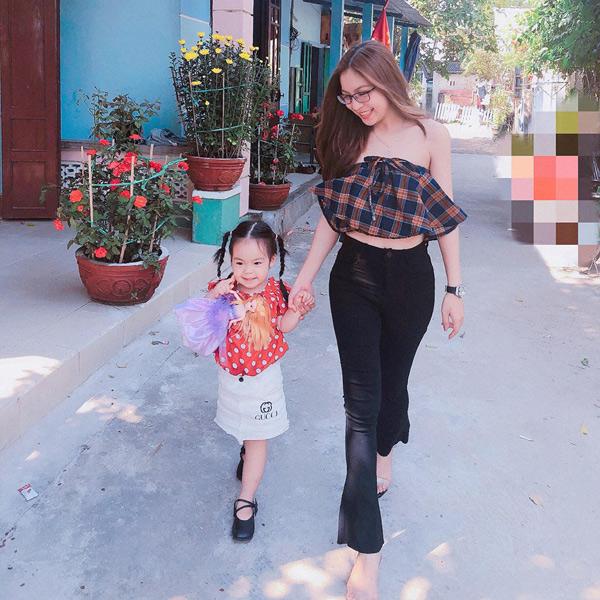 Gây amp;#34;bãoamp;#34; vì đăng ảnh diện váy cưới xẻ ngực, bạn gái Quang Hải vẫn bị chê điều này - 8