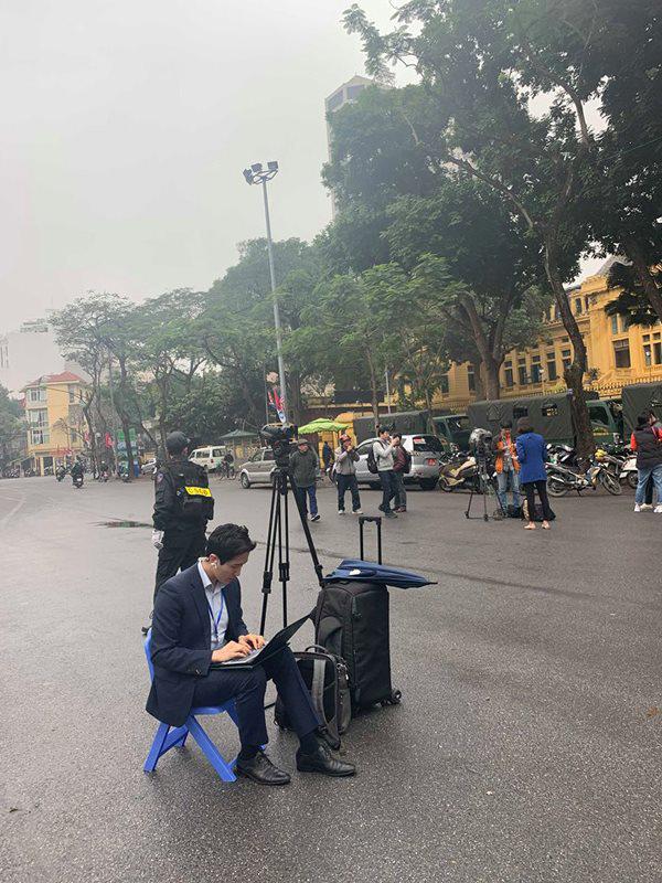 amp;#39;Lịm timamp;#39; với nhan sắc amp;#39;cực phẩmamp;#39; của nam phóng viên tác nghiệp tại Hà Nội - 4