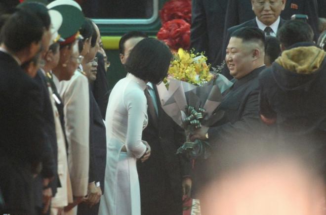 ngam khong chan mat nhan sac nu sinh lang son tang hoa ong kim jong un sang nay - 1