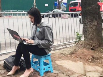 Nữ phóng viên Hàn Quốc tác nghiệp trên vỉa hè Hà Nội gây chú ý vì góc nghiêng xinh đẹp