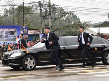 Tại sao ông Kim Jong-un để cận vệ chạy theo xe?
