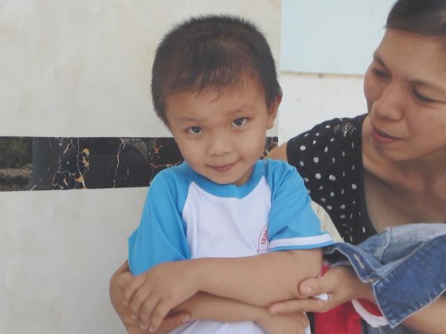 Bé trai ở Vĩnh Long từng bị đâm xuyên não khi mới chỉ 11 ngày tuổi bây giờ ra sao?