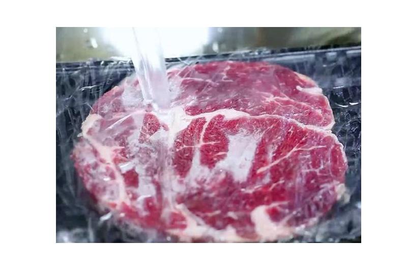 Ngoài ra, nếu bỏ thịt ngoài nhiệt độ phòng để rã đông cũng khiến cho các loài vi khuẩn sinh sôi. Theo các chuyên gia, nếu thịt để trong ngăn đá thì cần rã đông tự nhiên trong khoảng 2-3 tiếng trước khi nấu.
