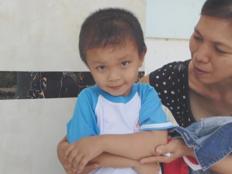 Bé trai ở Vĩnh Long từng bị đâm xuyên não khi mới chỉ 11 ngày tuổi bây giờ ra sao?