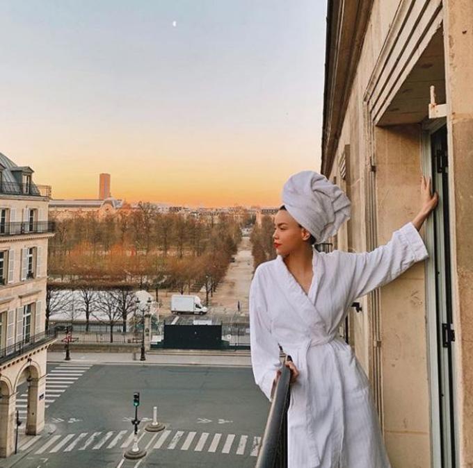 Hồ Ngọc Hà khoác áo 300 triệu cùng Lý Quí Khánh dự show ở Paris Fashion Week - 1