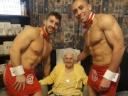 Lifestyle - Cụ cố “chịu chơi” mời trai trẻ khỏa thân đến phục vụ tại bữa tiệc sinh nhật 100 tuổi