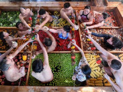 Lifestyle - Thử "lẩu người" tại bể bơi nước nóng dị nhất thế giới