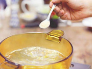 Làm mẹ - Cô giáo cho ăn dặm quá mặn, bé 1 tuổi tử vong sau khi đi học về