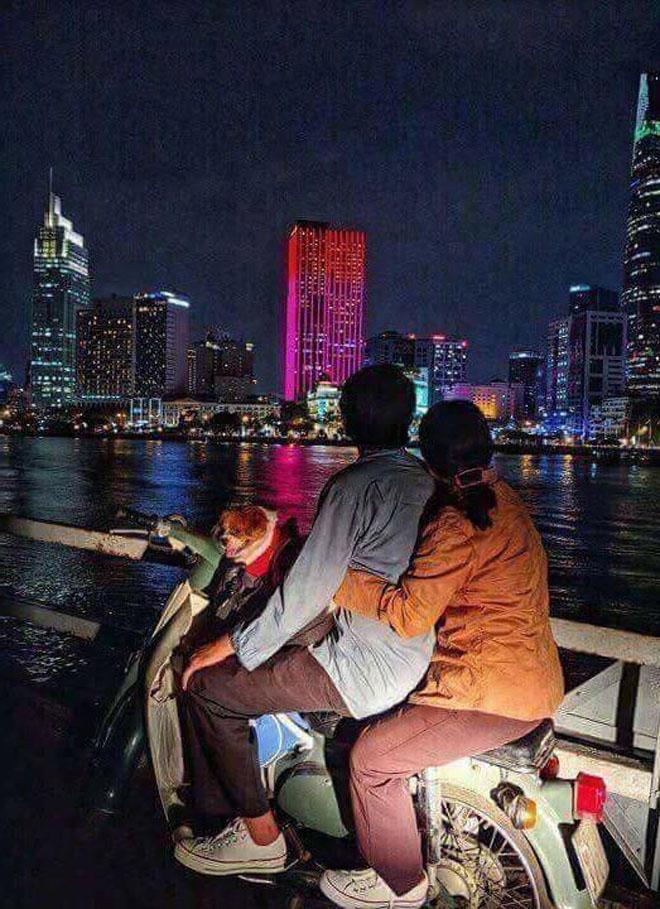 Phản ứng bất ngờ của dân mạng khi thấy chồng làm bảo vệ được vợ đội mưa đem cơm đến - 2