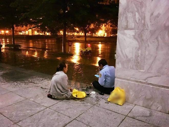Phản ứng bất ngờ của dân mạng khi thấy chồng làm bảo vệ được vợ đội mưa đem cơm đến - 1
