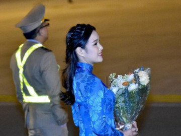 Bất ngờ thú vị về nữ sinh xinh đẹp tặng hoa Tổng thống Trump tại sân bay
