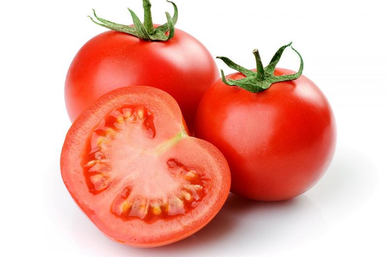 Gan lợn chứa nhiều nguyên tố đồng, sắt, do vậy nó có thể làm oxy hóa vitamin C trong cà chua. Thêm nữa, màu đỏ của cà chua trái với màu sắc của gan lợn nên việc kết hợp sẽ tương khắc.
