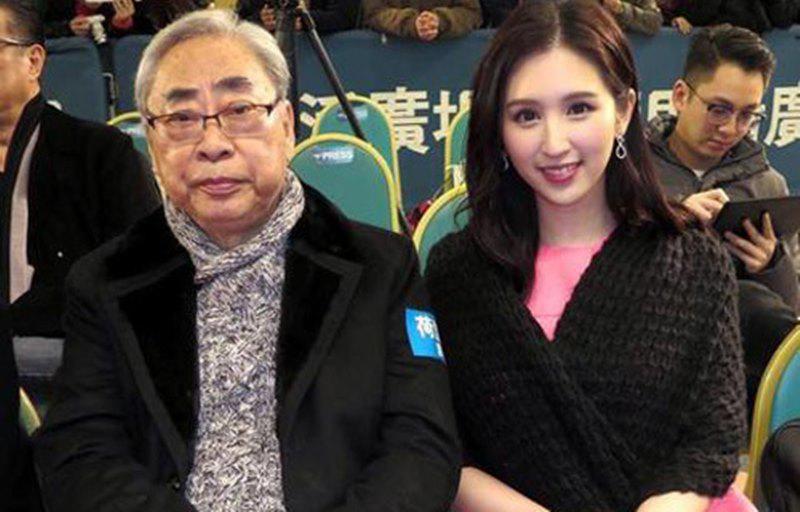 Ở Hong Kong không ai là không biết đến tiếng tăm của đại gia 80 tuổi Lâm Kiến Danh bởi ông có hàng trăm mối tình. Mới đây, đại gia Lâm Kiến Danh và Hà Ngạo Nhi - nàng Á hậu kiêm nữ diễn viên kém 51 tuổi bị bắt gặp đi uống trà sữa.

