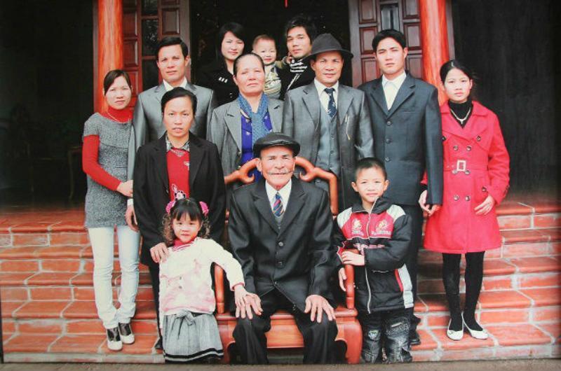 Ông Nguyễn Văn Kính (SN 1930, quê Đan Phượng, Hà Nội) kết hôn với người vợ kém mình 40 tuổi. Ít ai biết, ông và vợ nên duyên từ 1 câu nói đùa. 
