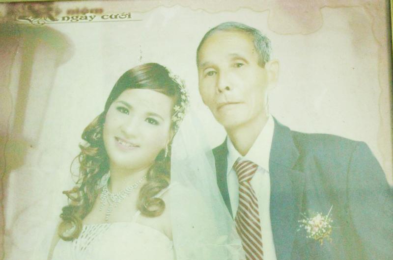 8 năm trước, người dân thôn Ngô Khê, xã Bình Nghĩa (Bình Lục, Hà Nam) cũng vô cùng bất ngờ trước đám cưới của người đàn ông 70 tuổi - Ngô Thanh Học và cô gái trẻ Nguyễn Thị Bích (27 tuổi).
