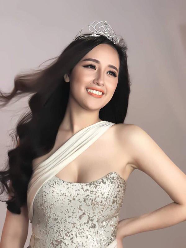 Hoàng Thuỳ đội vương miện 13 năm trước của Hoa hậu Mai Phương Thuý để lấy hên - 4