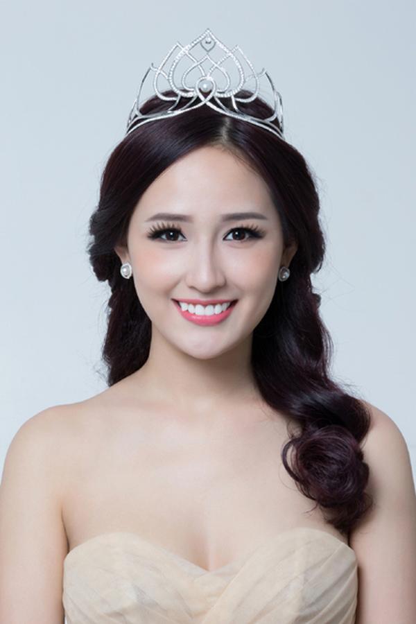 Hoàng Thuỳ đội vương miện 13 năm trước của Hoa hậu Mai Phương Thuý để lấy hên - 6