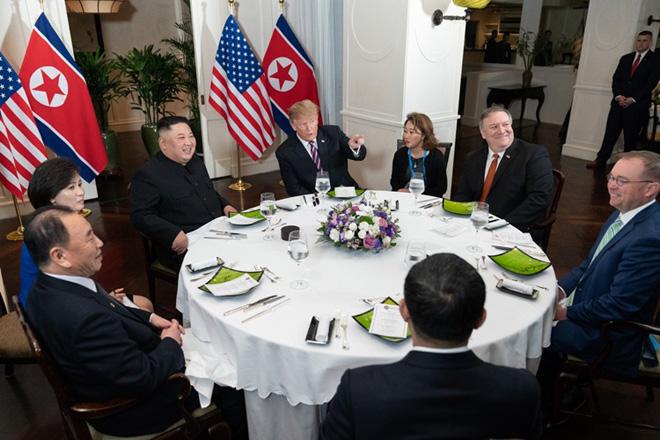 Người phụ nữ có mặt trong hai cuộc gặp riêng giữa ông Trump và ông Kim là ai? - 1