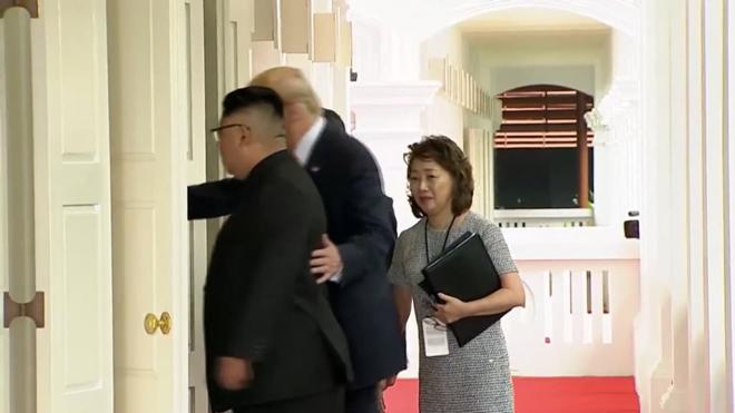 Người phụ nữ có mặt trong hai cuộc gặp riêng giữa ông Trump và ông Kim là ai? - 2